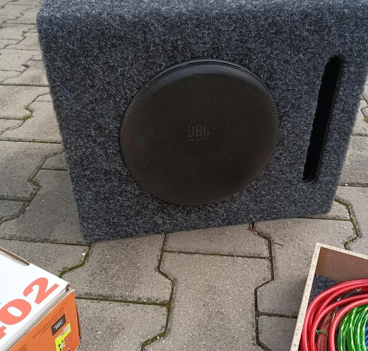 Subwoofer v BOXE JBL+zosilovač