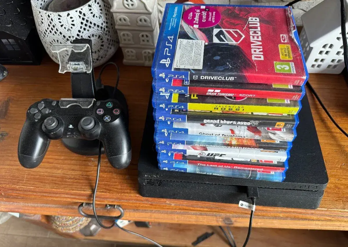 Playstation Slim PS4 s 9 hrami káble stojan na ovladače Driv