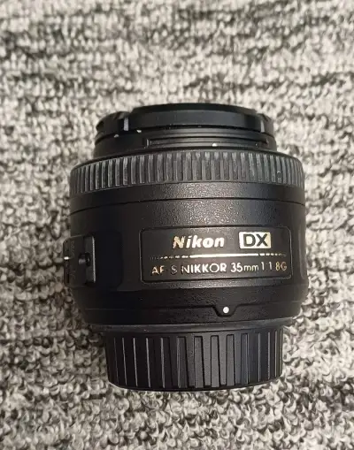 Nikon AF-S DX Nikkor 35mm f/1.8G + krabica, púzdro, clona