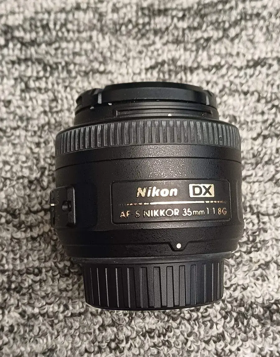 Nikon AF-S DX Nikkor 35mm f/1.8G + krabica, púzdro, clona