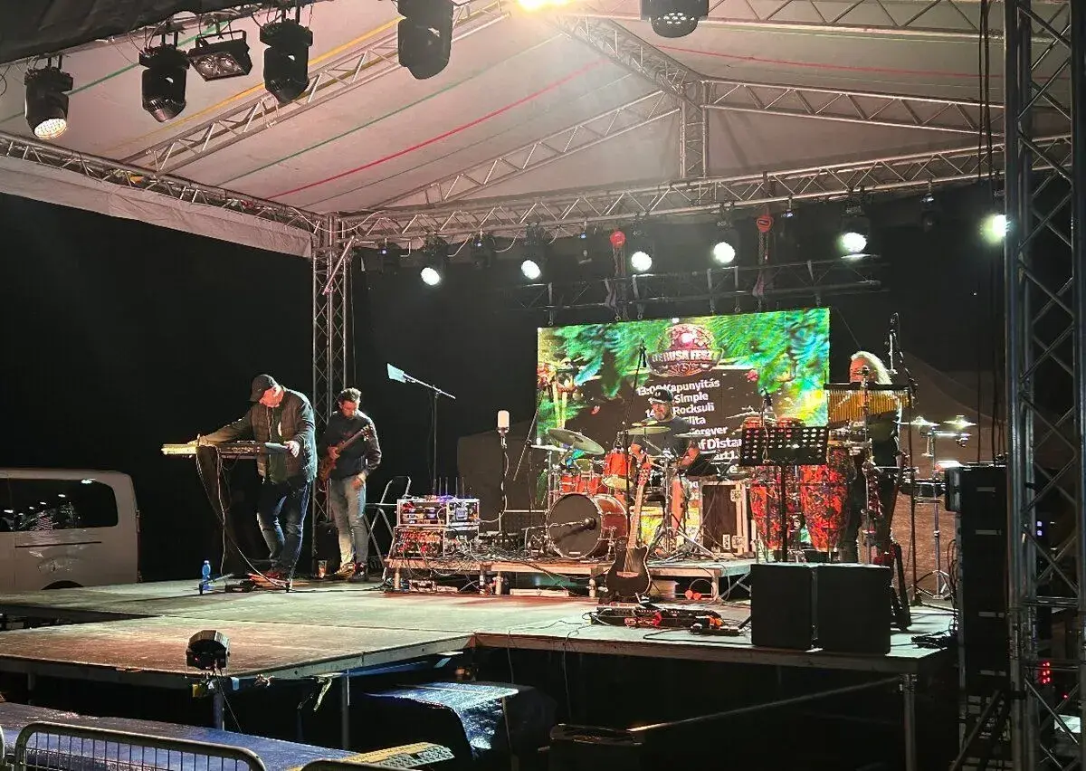 Kompletná LED stena P8 (16 panelov + PC) - plne funkčná