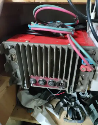 Napajaci zdroj k radiostanici