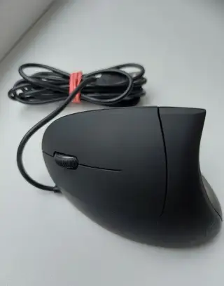 Vertikálna PC myš pre ľavákov