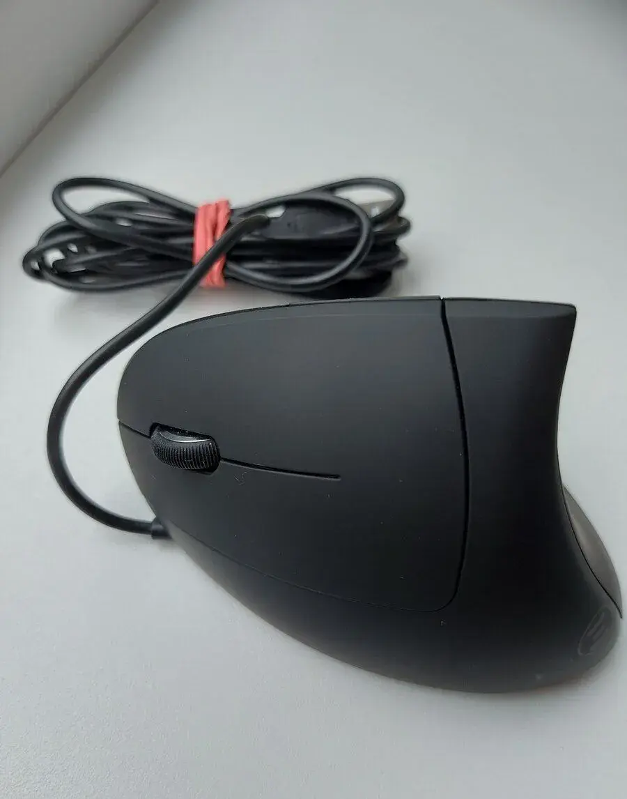 Vertikálna PC myš pre ľavákov