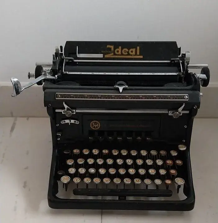 PÍSACÍ STROJ IDEAL