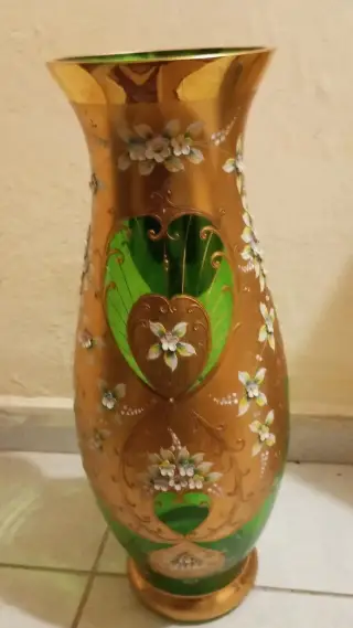 Nádhernú podlahovú vázu z borského skla
