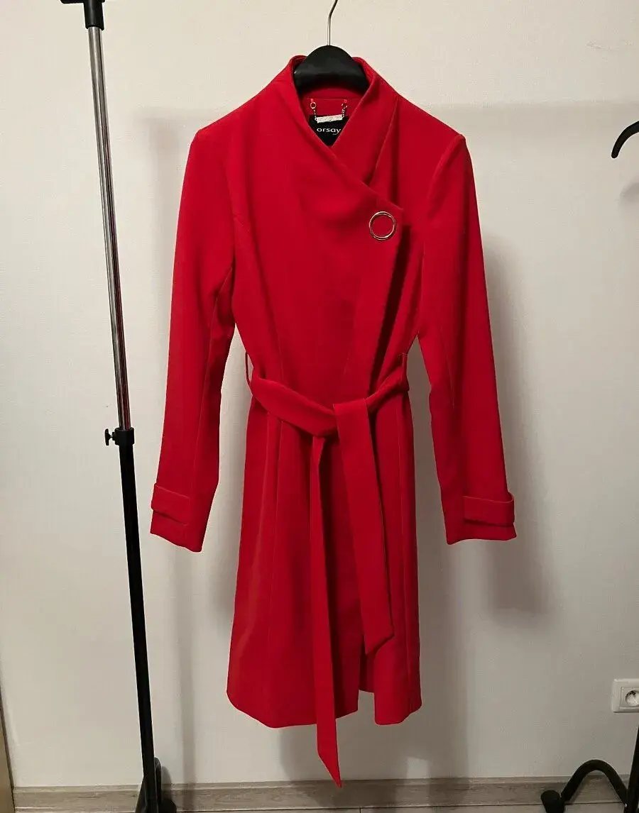 Krásny červený elegantný dámsky plášť značky Orsay