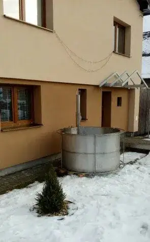 Nerezová kúpacia kaďa so zabudovanou pieckou