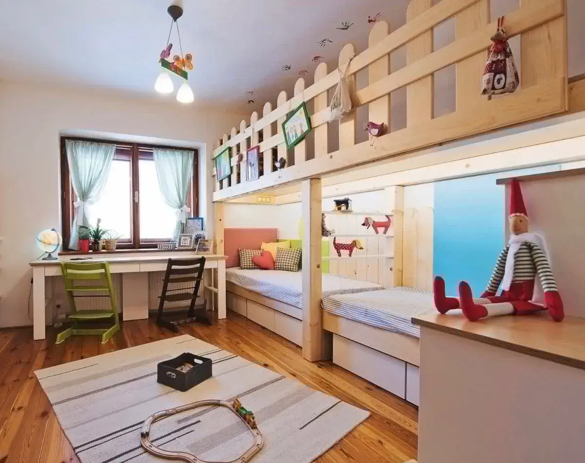 Detská izba na mieru pre 2 deti – postele, stôl, Stokke stol
