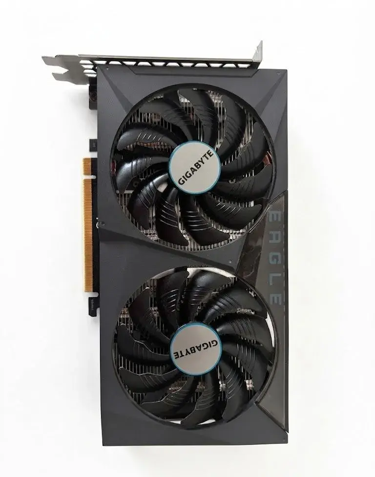 Grafickú kartu GIGABYTE GeForce RTX 3050 EAGLE OC 8G.