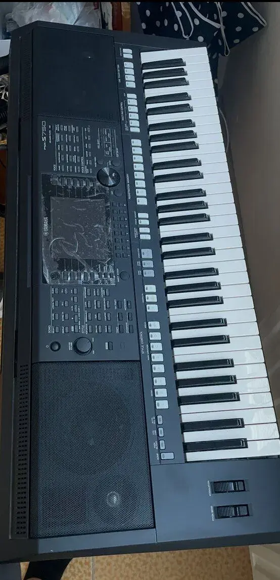 Yamaha -PSR S750