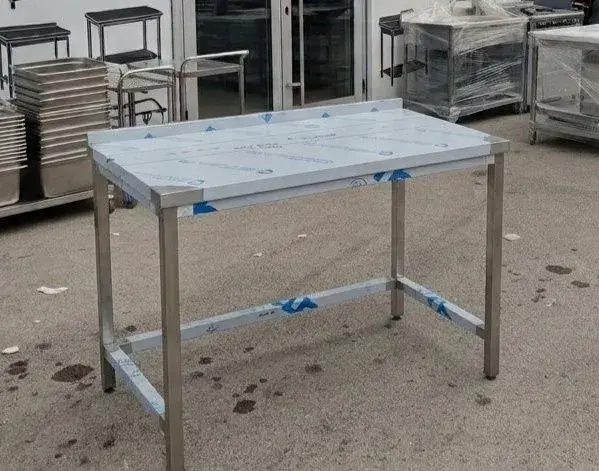 Nový nerezový pracovný stôl bez police so zadným lemom