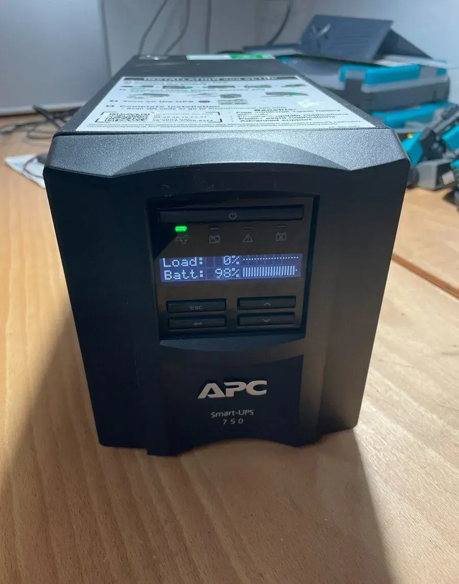 APC Smart-UPS 750 (nový baterkový modul)