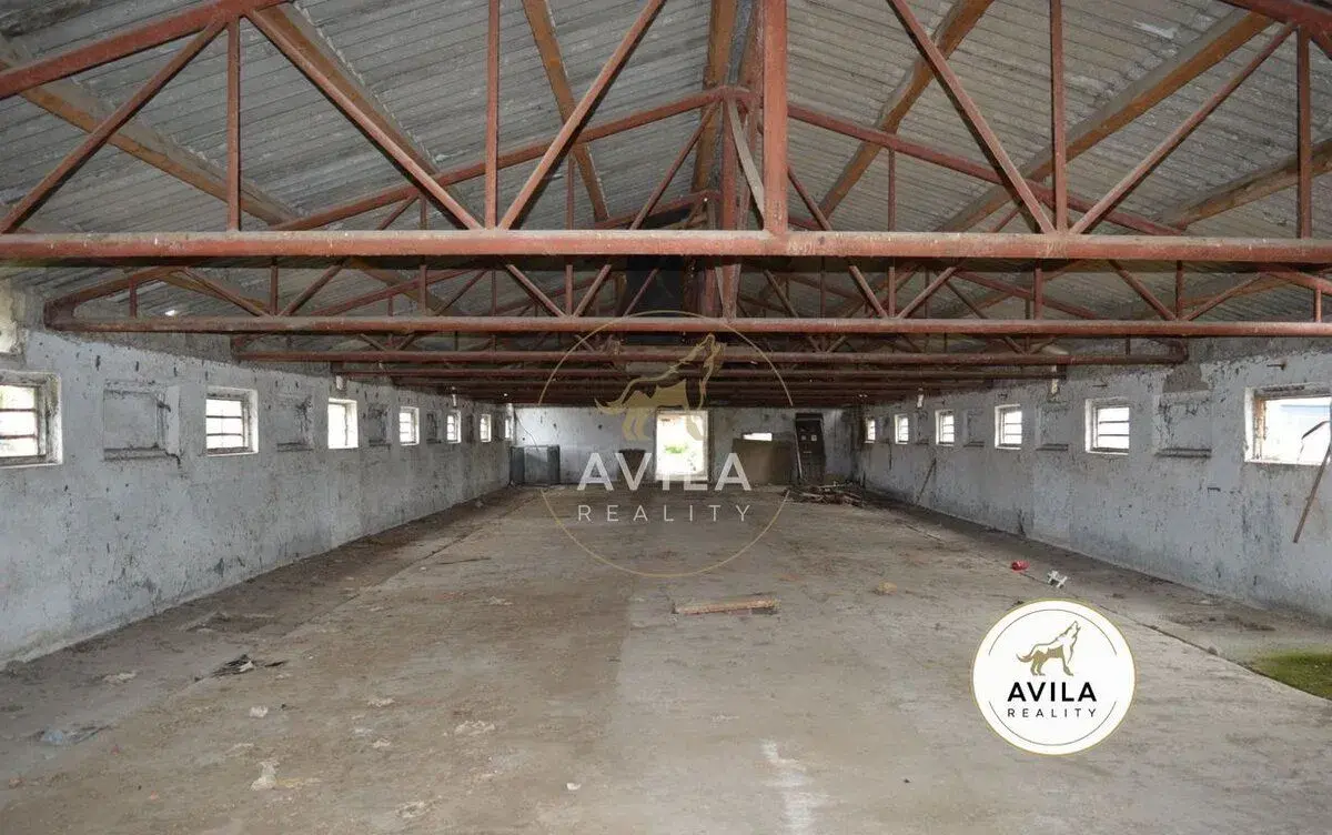 AVILA NA PREDAJ: sklad-hala 750m2 vo Voderadoch