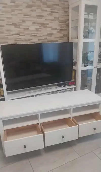 Stolík pod televízor