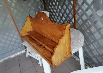 Starožitné poličky do chalupy.