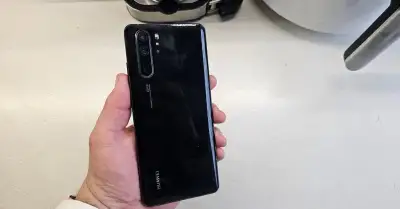 Huawei P30 Pro - jemná puklina na lcd