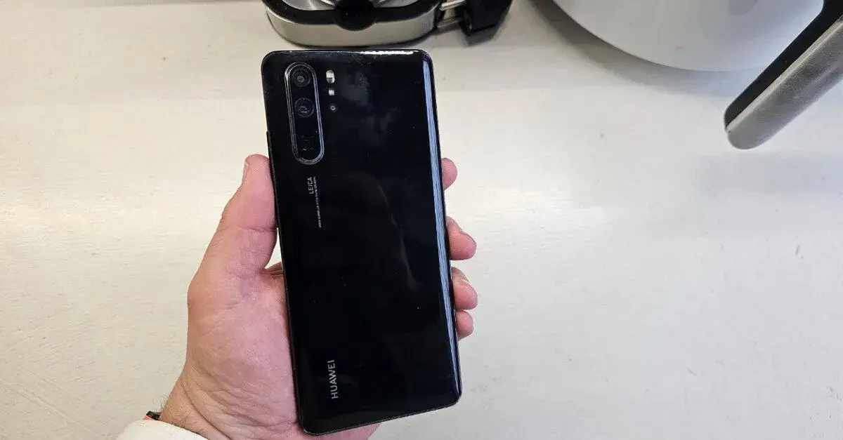 Huawei P30 Pro - jemná puklina na lcd