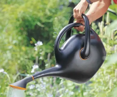 – Záhradná krhla Fiskars Ergo Can 10 l