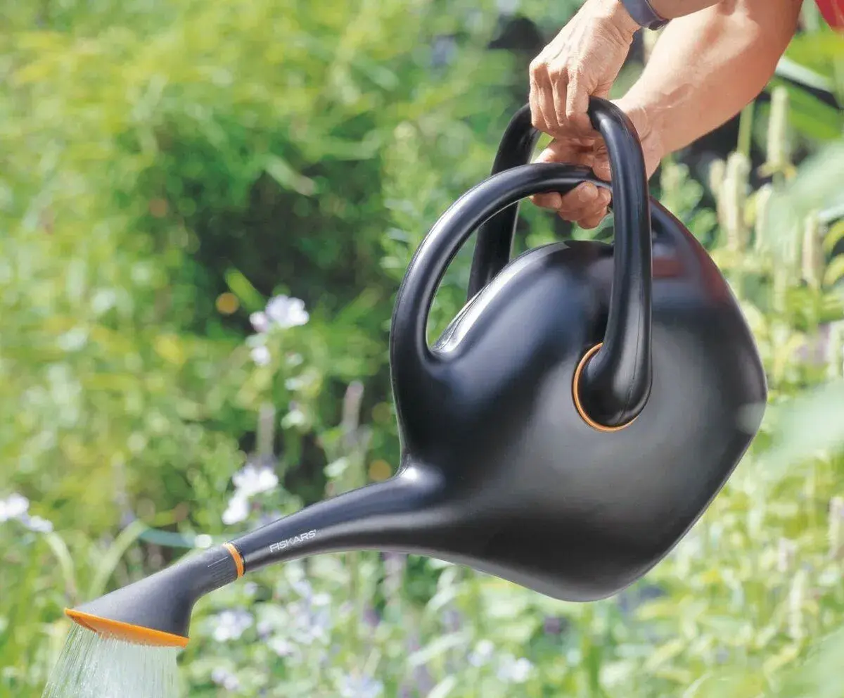 – Záhradná krhla Fiskars Ergo Can 10 l