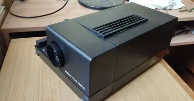 Projektor Praktica aj s púzdrom.