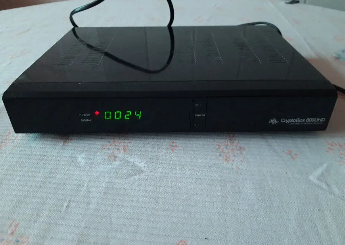 Satelitný prijímač AB CryptoBox 800UHD.
