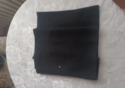 Novy šal Tomy Hilfiger 6€