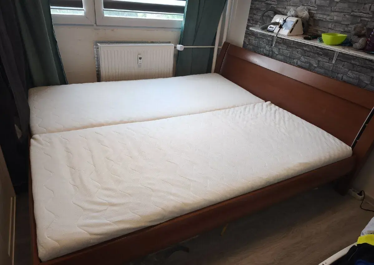 Manželska posteľ 180 x 200 cm, jelša, 2x rošty 90x 200 cm.
