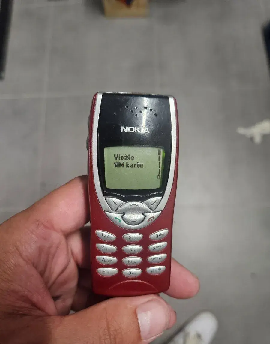 NOKIA 8210