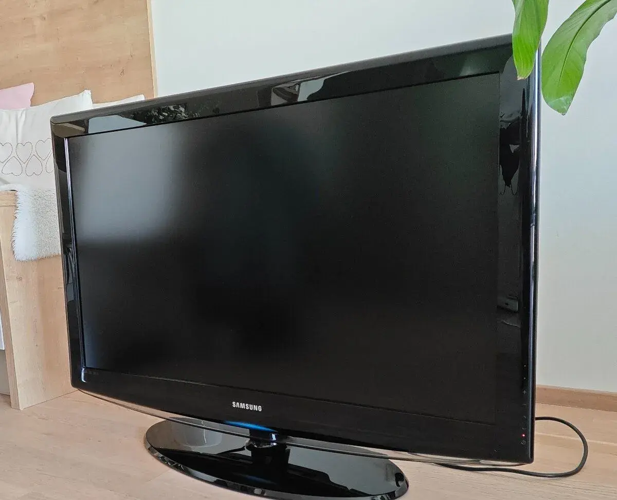 Samsung LCD televízor 40" (102 cm) LE40R86BD, veľmi pekný s
