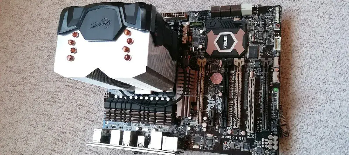 ASUS Sabertooth 990FX R2.0 + FX-8350 + 32GB DDR3 + Arctic