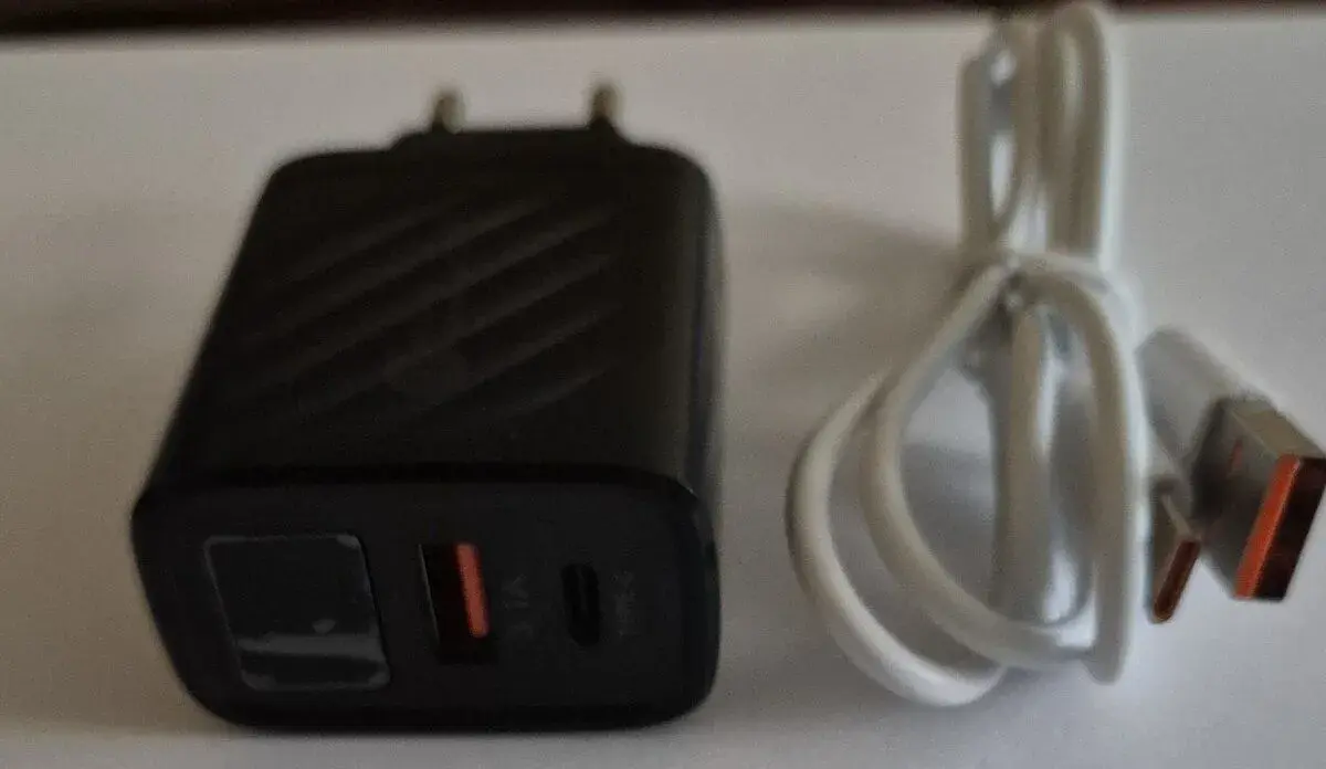 Nabíjačka Quick Charge 3.0 s displejom a 1 metrovým káblom