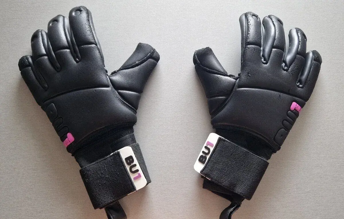 Brankárske rukavice BU1 All Black NC 8.5 + sampon 250 ml