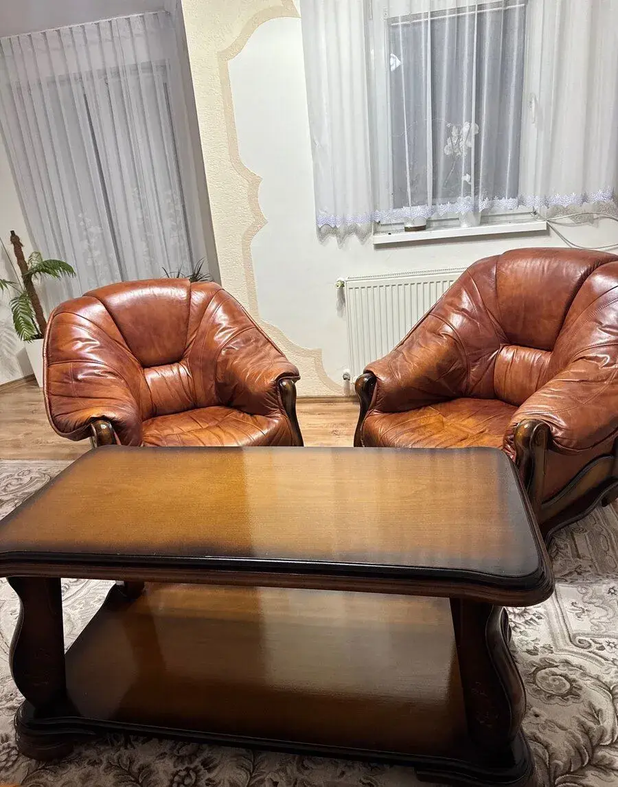 Masívna pravá kožená sedacia súprava + stolík, rozkladacia