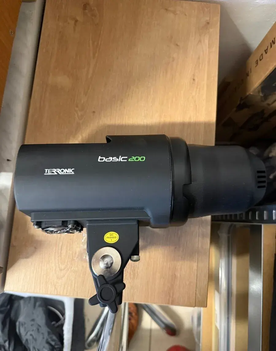 Terronic Basic 200P - štúdiový blesk 200W