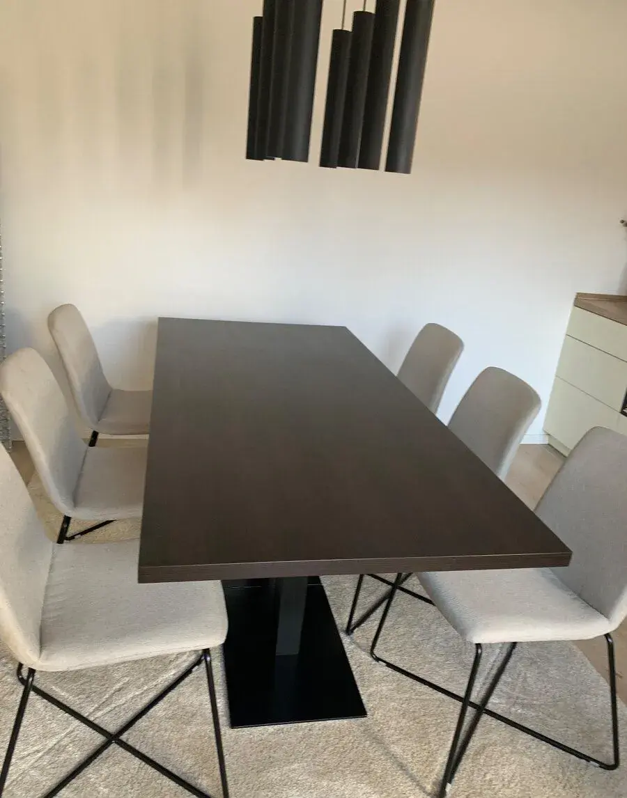 Krásny elegantný minimalisticky jedálenský stôl