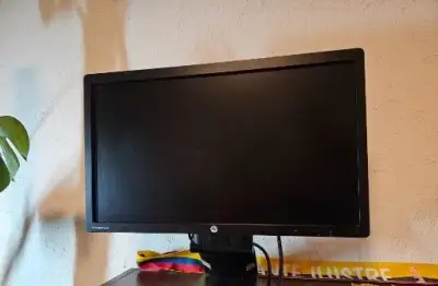 23" monitor HP EliteDisplay E231 – polohovateľný so stojano