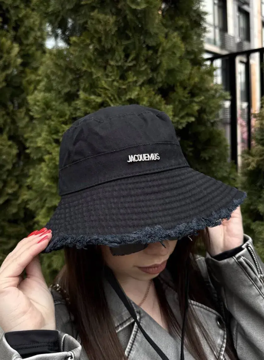 nový klobúk a čiernom prevedení značky JACQUEMUS .