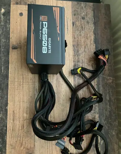 PC zdroj 650 wat/ Gigabyte