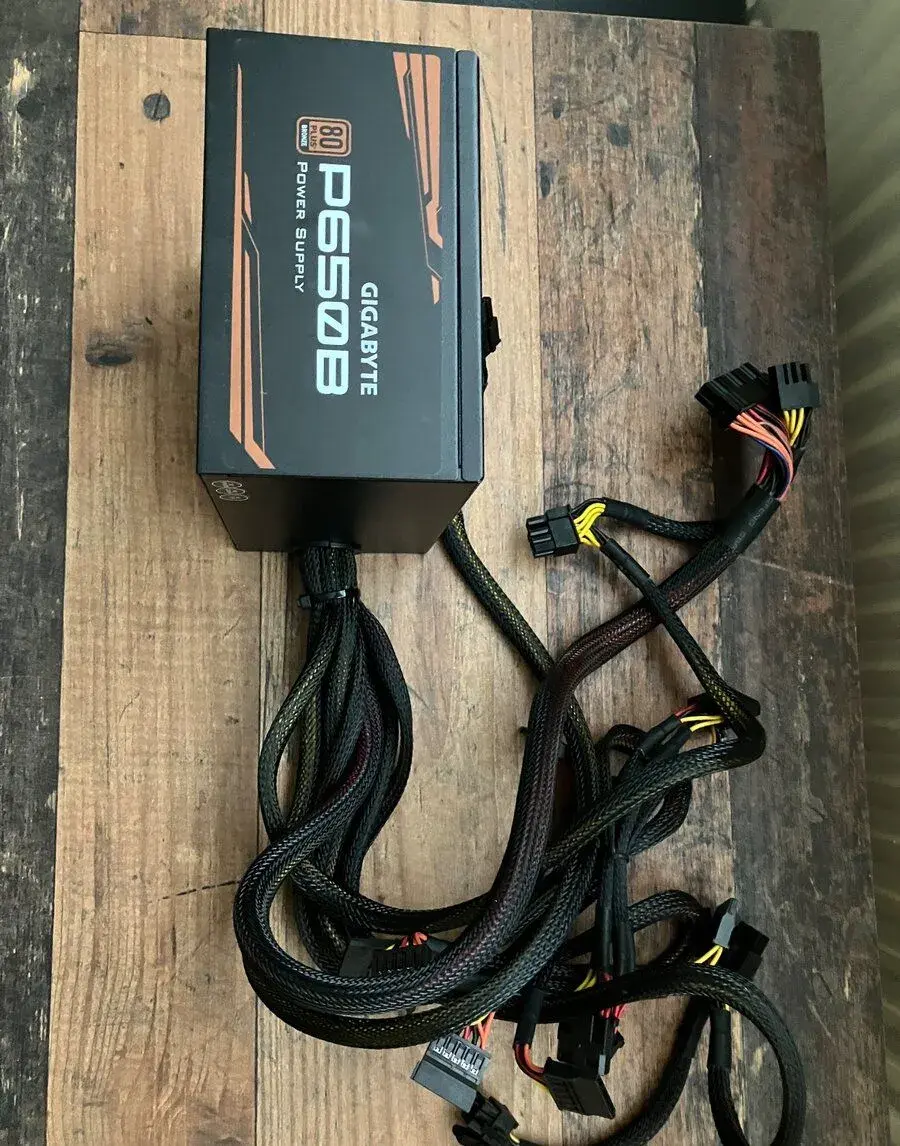PC zdroj 650 wat/ Gigabyte