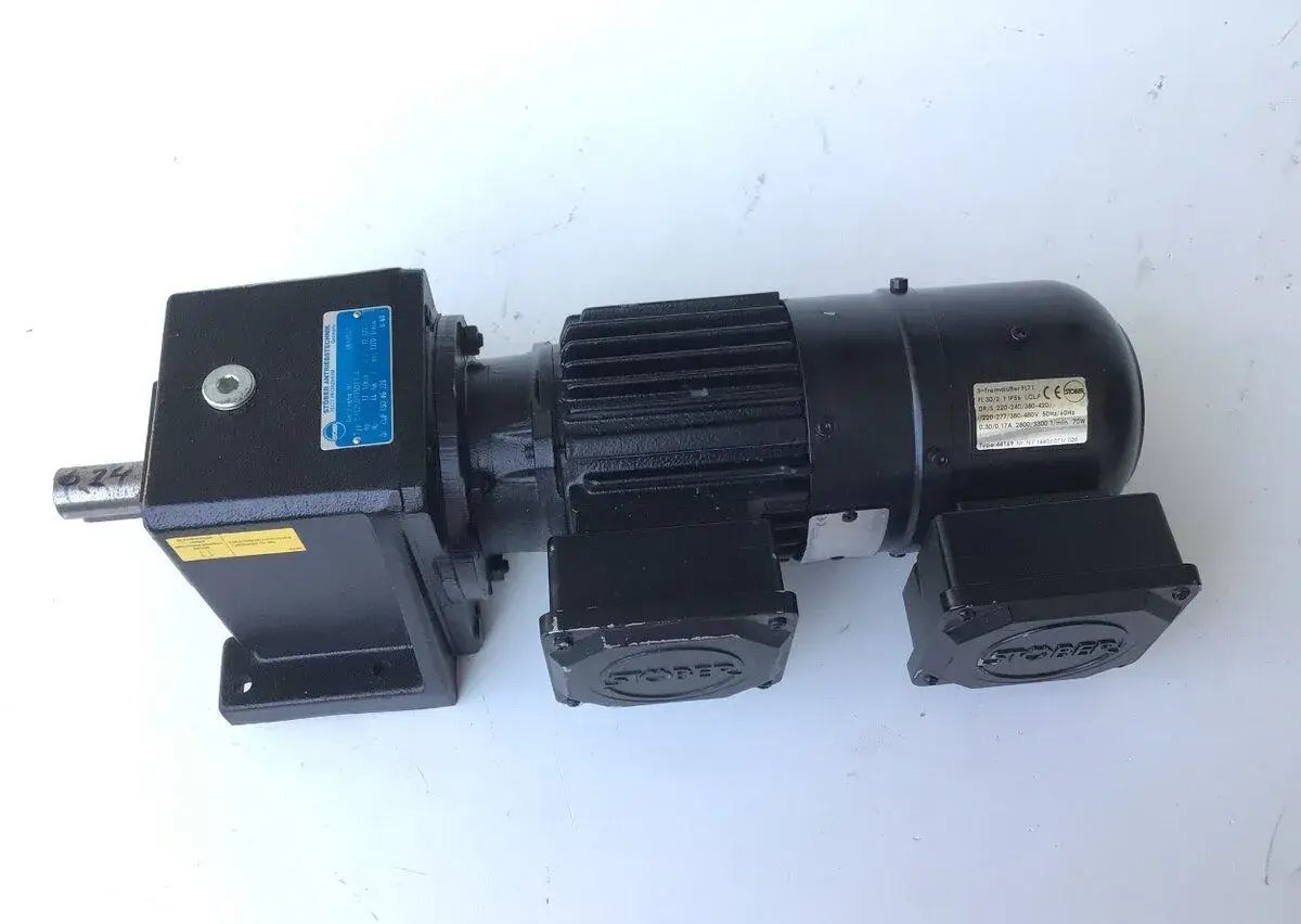 Motor s prevodovkov