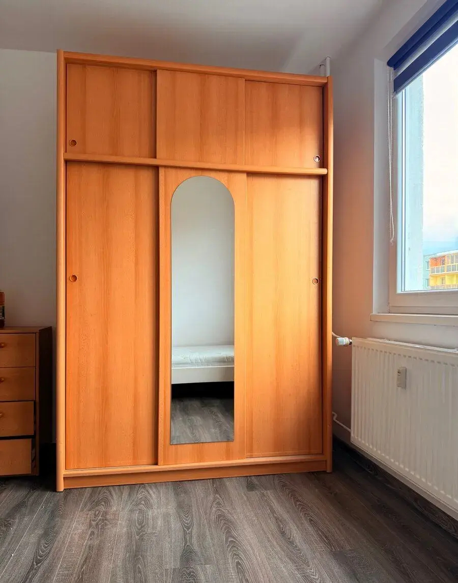 Šatníková skriňa s posuvnými dverami