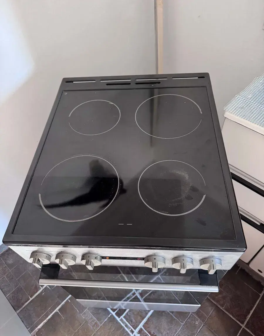 Elektrický sporák sklokeramickou varnou doskou