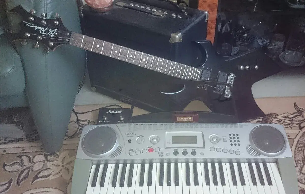 2x gitara, Kombo, klavír príslušenstvo Fender Squier málo h