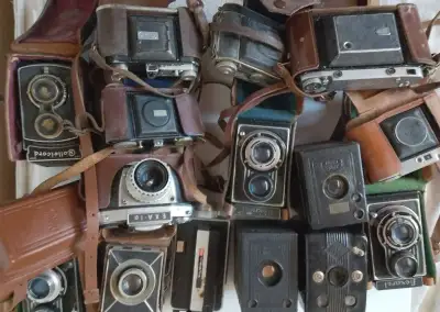 15 kusov rôzne fotoaparáty staré.