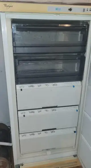 Mrazničku Whirpool, 200 litrov, výška 120 cm