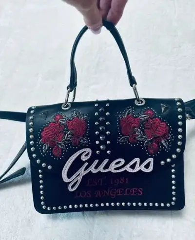 Čierna kabelka s výšivkou zn. GUESS originál