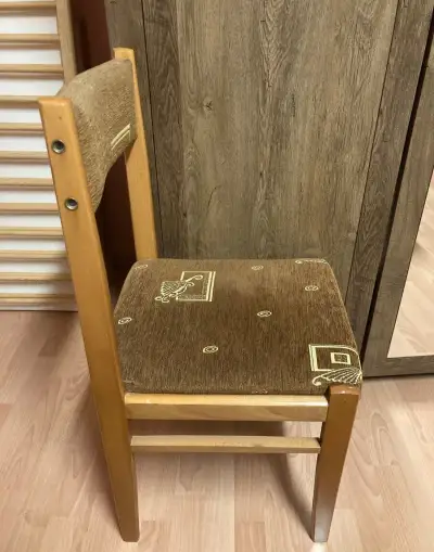 4 ks drevených stoličiek s čalúnením