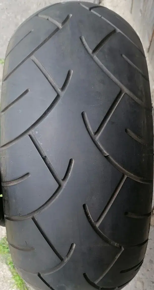 240/40 R18 Metzeler