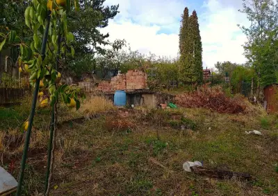 Veľká záhrada s pivnicou a výhľadom na Beckovský hrad